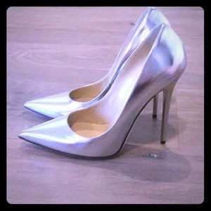 Beautiful Barely Used Jimmy Choo Silver Pumps